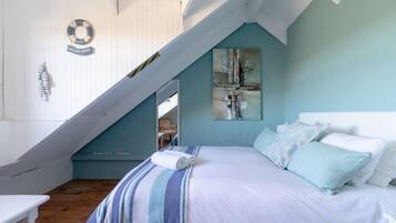 Comfort House, Multiple Bedrooms, Ocean View, Beachfront | Free WiFi, bed sheets