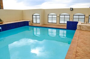 Outdoor pool, sun loungers - 803 Bermudas (Umhlanga)