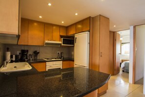 803 Bermudas | Private kitchen | Full-size fridge, microwave, oven, stovetop - 803 Bermudas (Umhlanga)