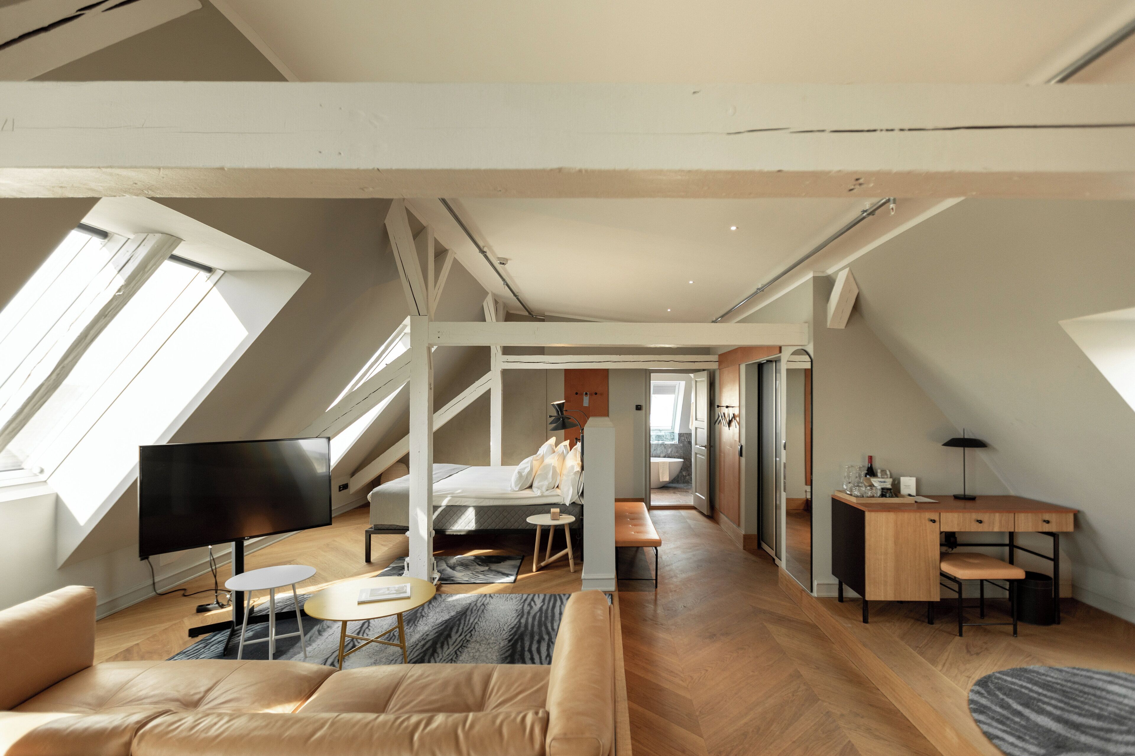 خزنة داخل الغرفة ومكتب ومساحة عمل للكمبيوتر المحمول وستائر تعتيم