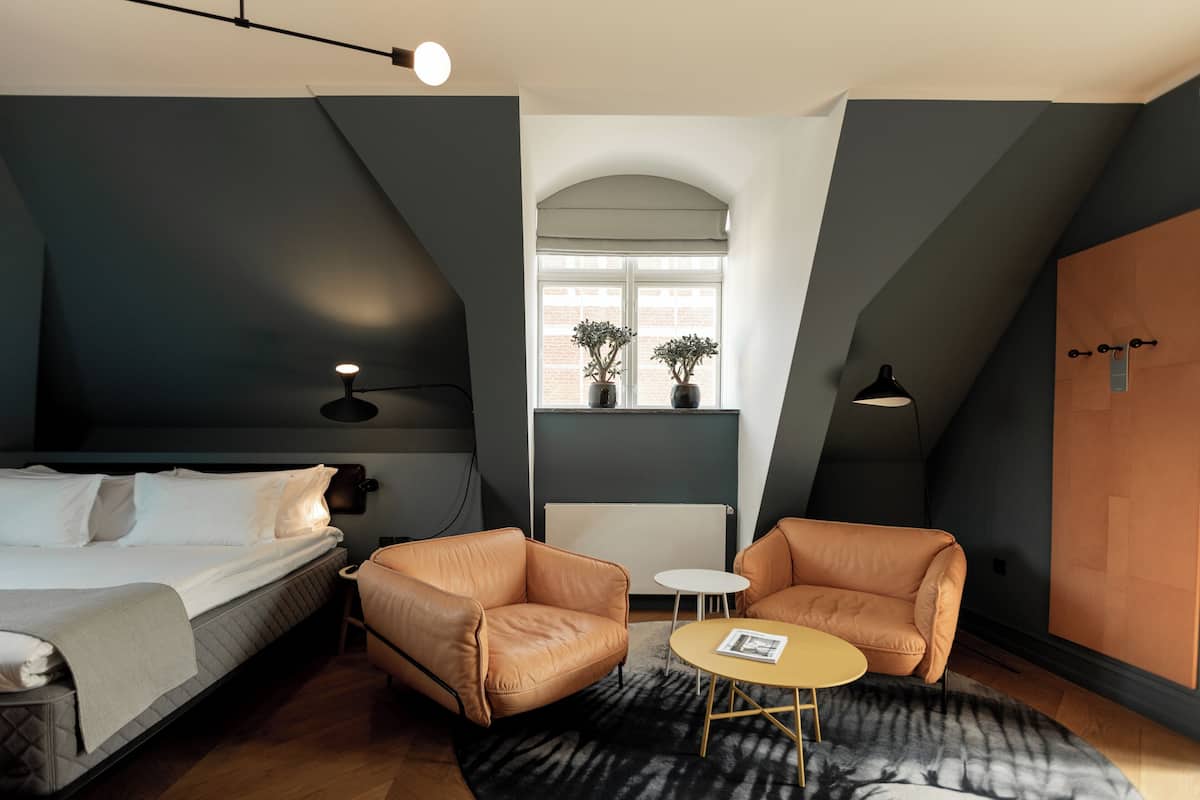 1 habitación, caja de seguridad en la habitación y escritorio