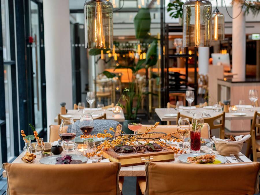 Déjeuner, dîner et souper servis sur place; cuisine locale