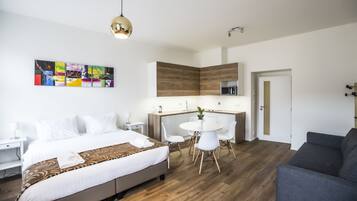 Studio Deluxe - 1 queensize-sÀng med bÀddsoffa - eget badrum - utsikt mot staden | Eget kök | KylskÄp, mikrovÄgsugn, spishÀll och diskmaskin