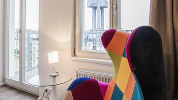 40-tums LED-tv med kabelkanaler och tv