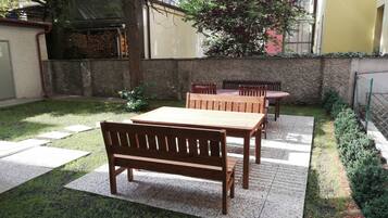 Studio Deluxe - 1 queensize-sÀng - balkong - utsikt mot trÀdgÄrden | Grill- och picknickomrÄde