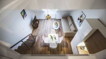 Duplex Deluxe - 2 sovrum - 2 badrum - utsikt mot staden | Vardagsrum | 40-tums LED-tv med kabelkanaler och tv