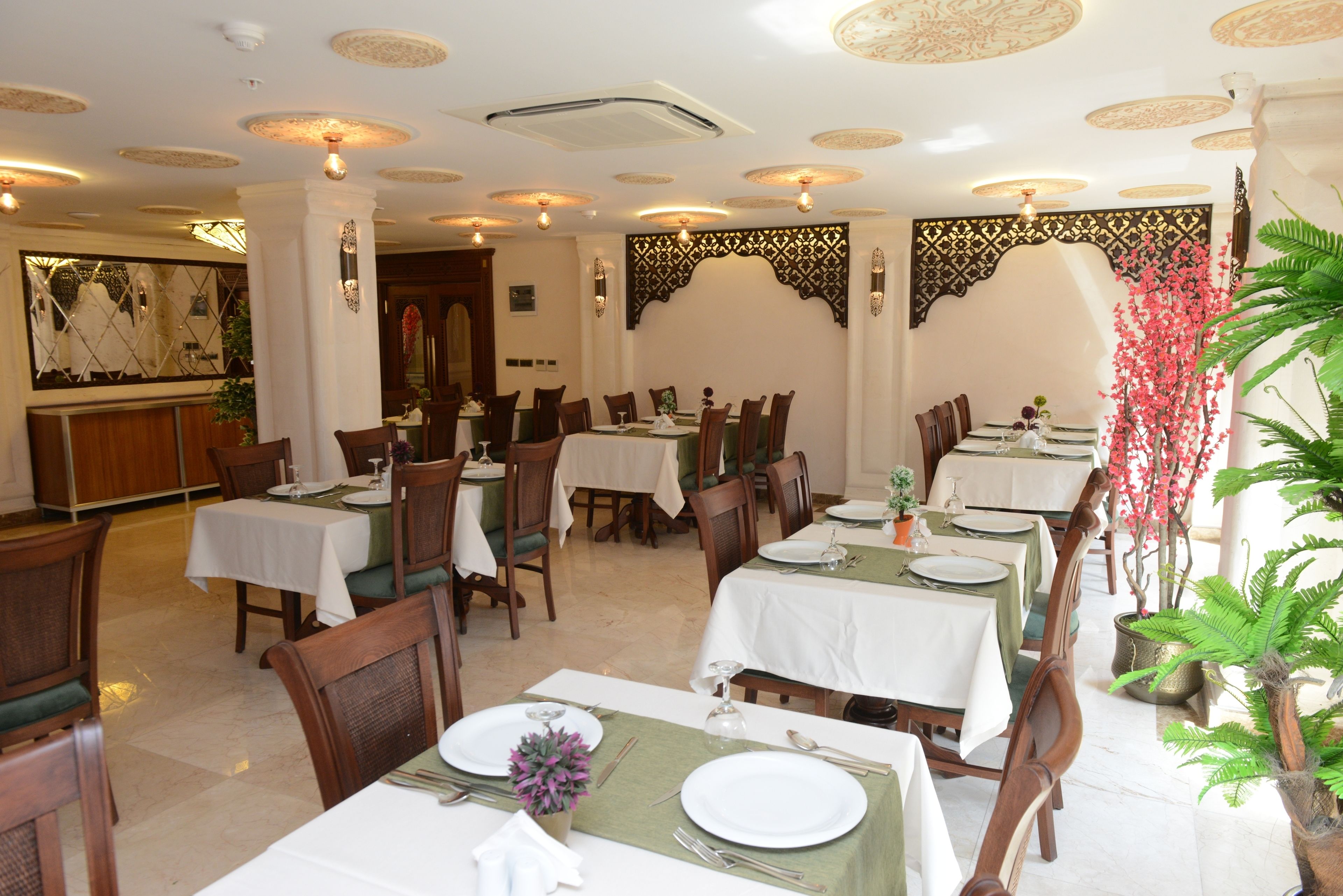 breakfast, lunch and dinner served