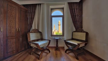 Deluxe kamer, 1 tweepersoonsbed | Woonruimte | Lcd-televisie