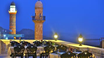 Breakfast, lunch and dinner served