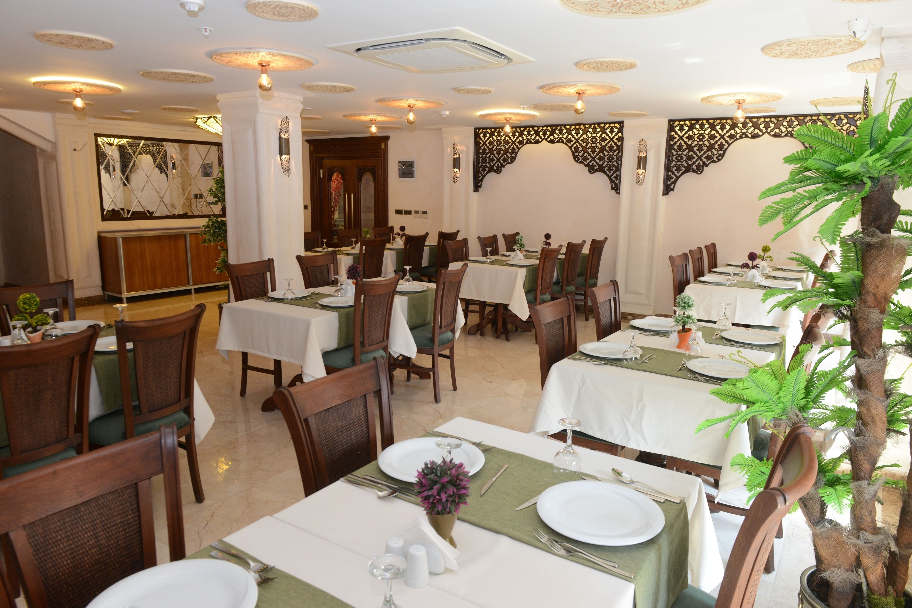 breakfast, lunch and dinner served