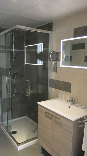 Regadera, amenidades de baño gratuitas, secadora de cabello, bidet 