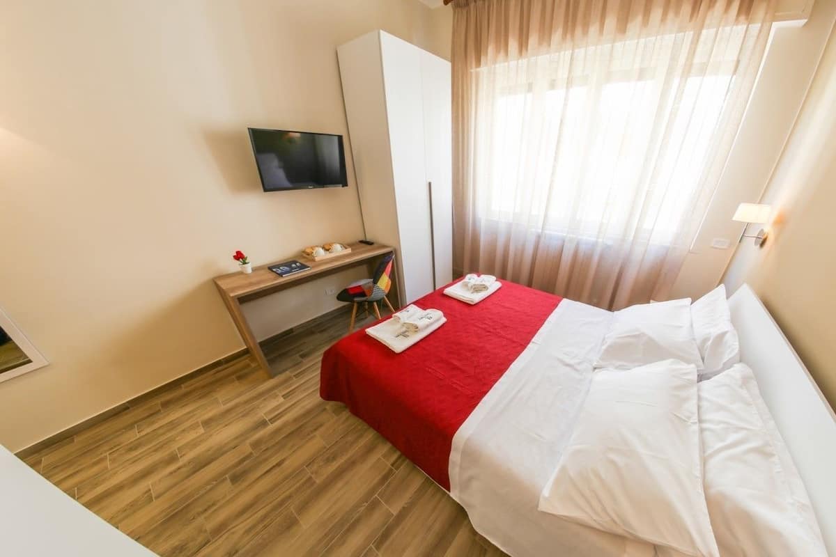 1 habitación, ropa de cama de alta calidad, minibar y escritorio
