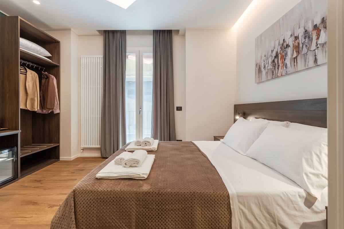 LÀgenhet | 1 sovrum, sÀngtillbehör av högsta kvalitet, minibar och skrivbord