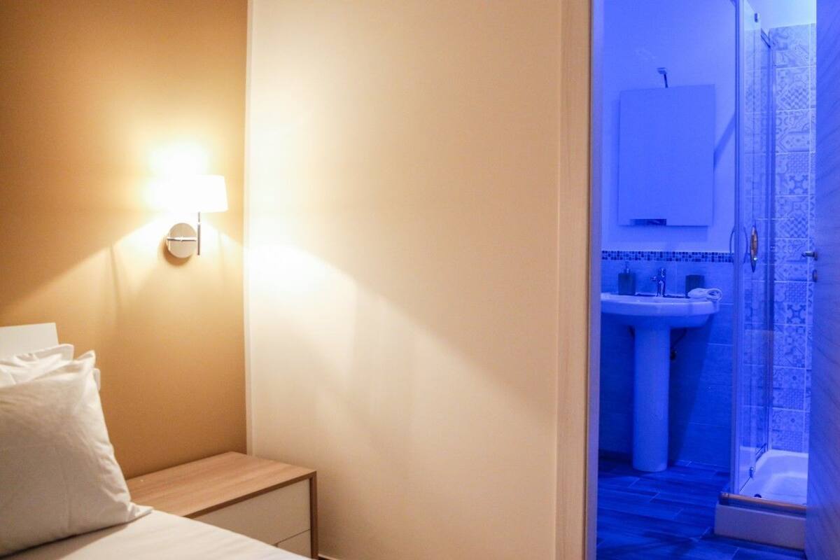 Trippelrum | 1 sovrum, sÀngtillbehör av högsta kvalitet, minibar och skrivbord