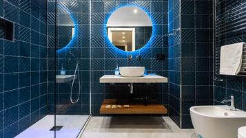 Condo | Bathroom | Shower, free toiletries, hair dryer, bidet