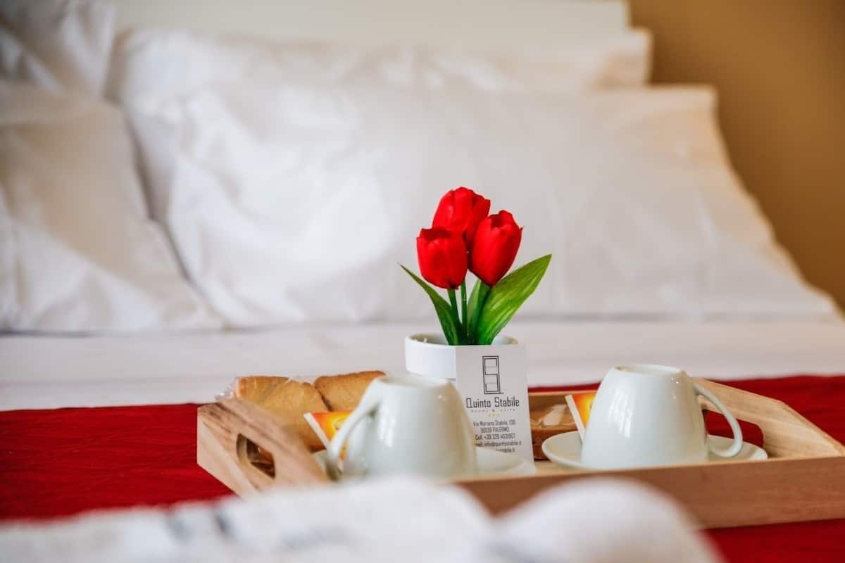 1 sovrum, sÀngtillbehör av högsta kvalitet, minibar och skrivbord
