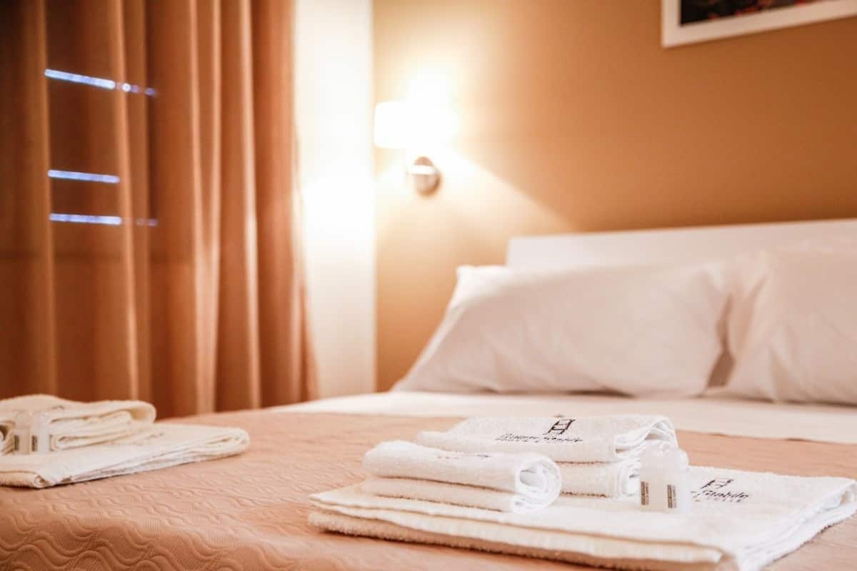 Trippelrum | 1 sovrum, sÀngtillbehör av högsta kvalitet, minibar och skrivbord