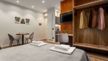 Estudio familiar | Ropa de cama de alta calidad, minibar, escritorio y insonorización