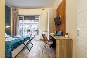 Kamar Double Standar | Seprai premium, minibar, meja kerja, dan kedap suara