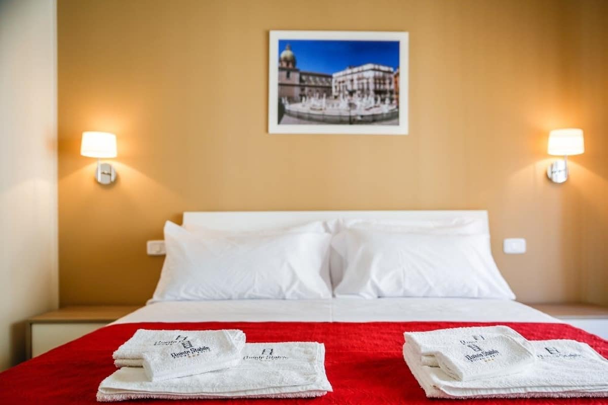 1 sovrum, sÀngtillbehör av högsta kvalitet, minibar och skrivbord