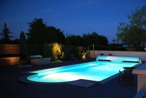 Una piscina al aire libre de temporada (de 16:00 a 20:00), sombrillas