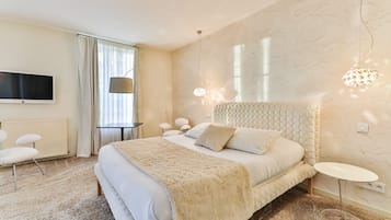 1 bedroom, premium bedding, Select Comfort beds, desk