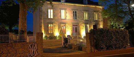 Voorkant accommodatie - avond/nacht