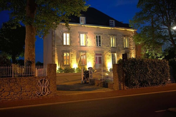 ด้านหน้าที่พัก - ตอนเย็น/กลางคืน