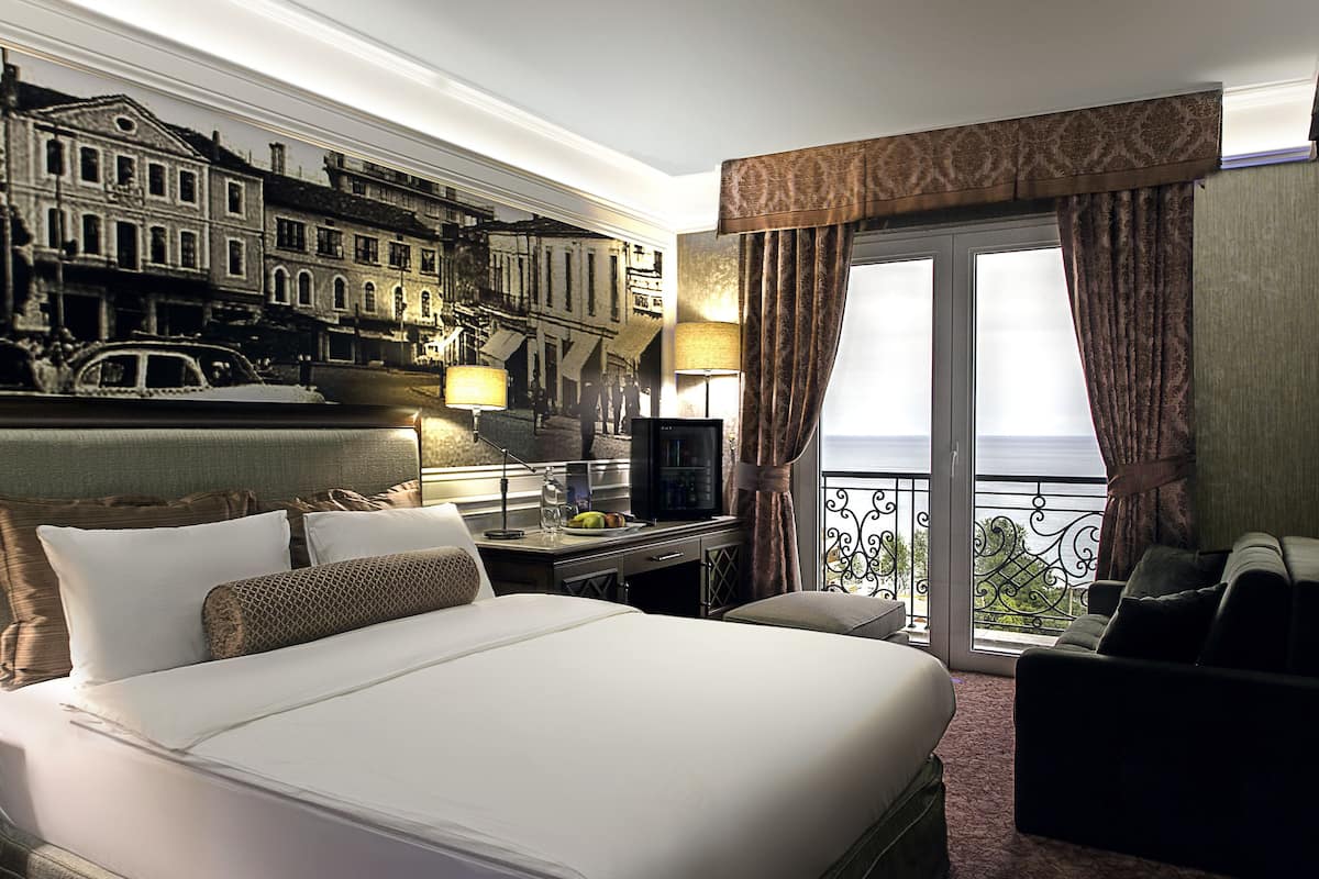 deluxe room, balcony, sea view | 1 bedroom, minibar, in-room safe, desk
