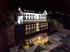 Fassade der Unterkunft – Abend/Nacht