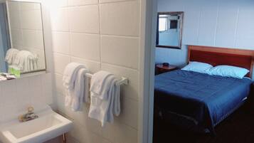 Standard Room, 1 Queen Bed | Bathroom | Combined shower/bathtub, deep-soaking bathtub, free toiletries, towels