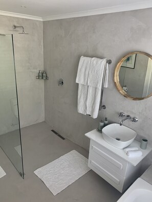 Deluxe Suite | Bilik Mandi | Pancuran mandi, kelengkapan dandanan diri percuma, pengering rambut 