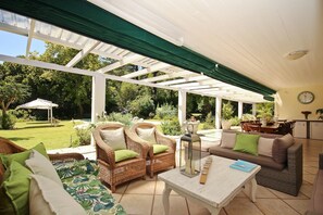 Terrace/patio - Beluga of Constantia Guest House (Cape Town)