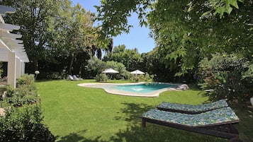 Piscine extérieure, parasols de plage, chaises longues
