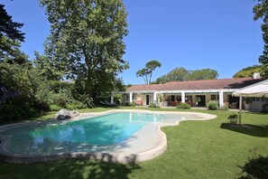 حمّام سباحة خارجي، مظلات على حمّام السباحة، مقاعد للتشمس