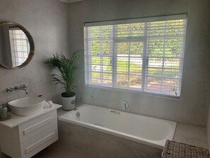 Suíte luxo | Banheiro | Chuveiro, produtos de toalete grátis, secador de cabelo 