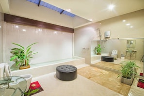 Habitación estándar doble | Baño | Ducha, artículos de higiene personal gratuitos y toallas