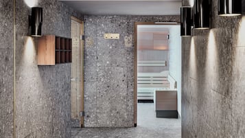 Ein moderner Flur mit Marmorwänden, integrierten Holzbögen und schwarzen Wandleuchten.
