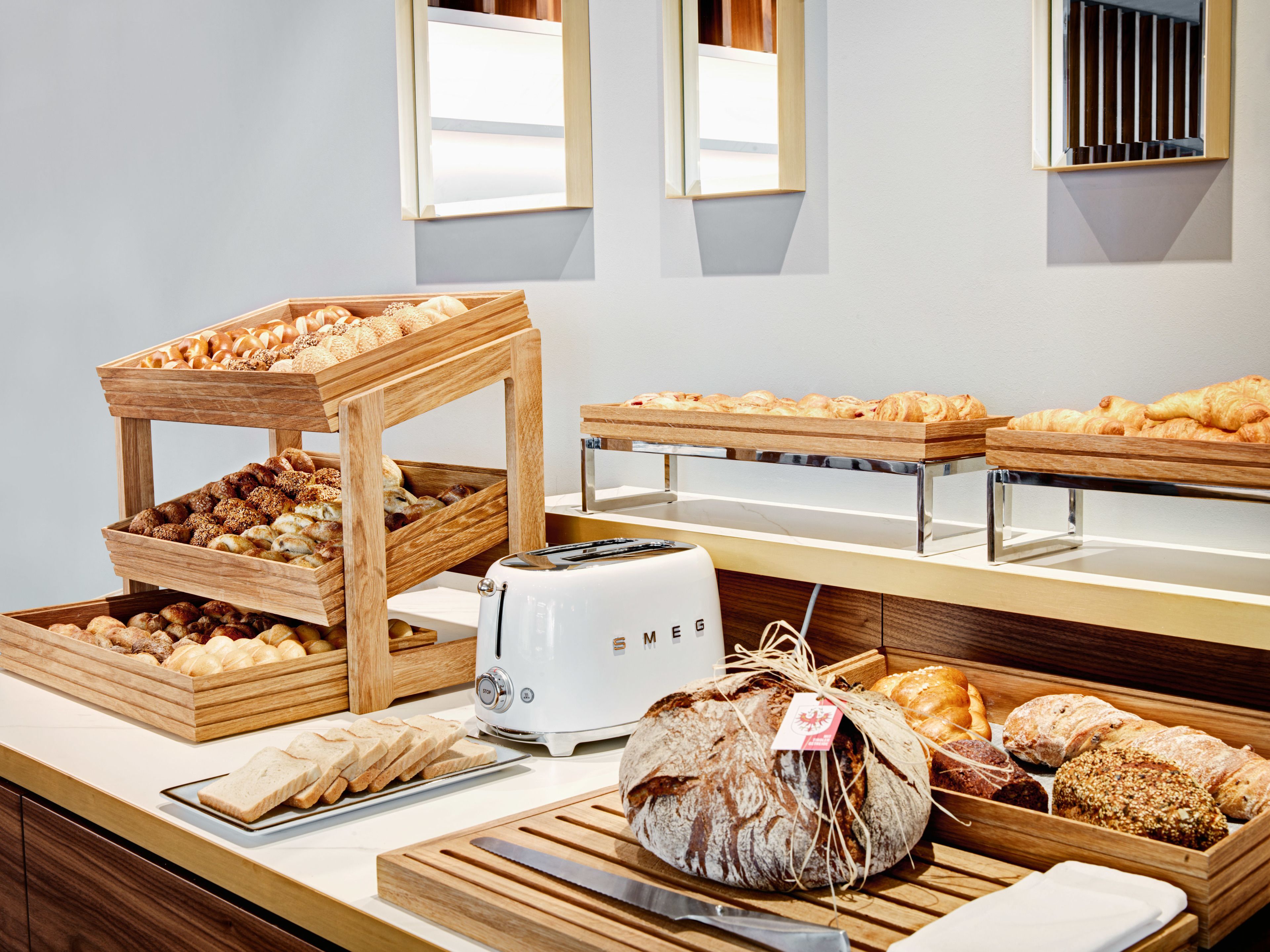 每日供应自助式早餐（每人 EUR 25）