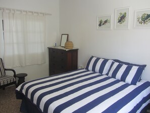 Familien-Ferienhaus, 2 Schlafzimmer, Meerblick, Meerseite | 2 Schlafzimmer, Bügeleisen/Bügelbrett, kostenloses WLAN, Bettwäsche