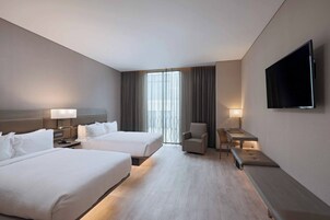 Caja de seguridad en la habitación, escritorio y cortinas blackout 