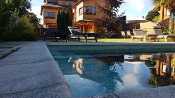 Ulkouima-allas, aurinkovarjoja, aurinkotuoleja