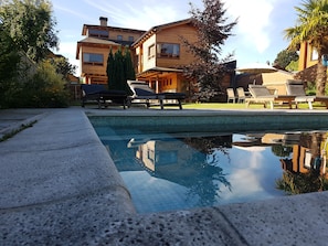 Outdoor pool, pool umbrellas, sun loungers - Hostal de German (Pucón)