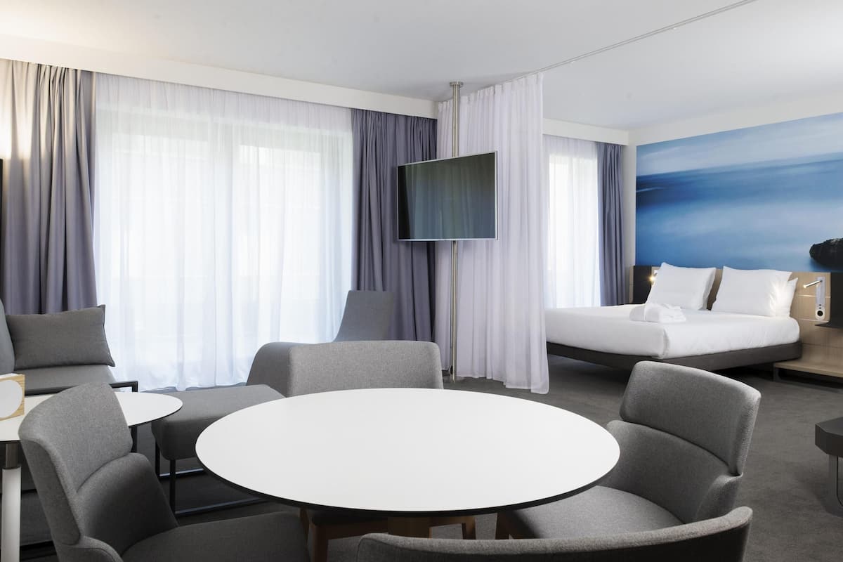 superior suite, 1 queen bed with sofa bed | 1 bedroom, minibar, in-room safe, blackout curtains