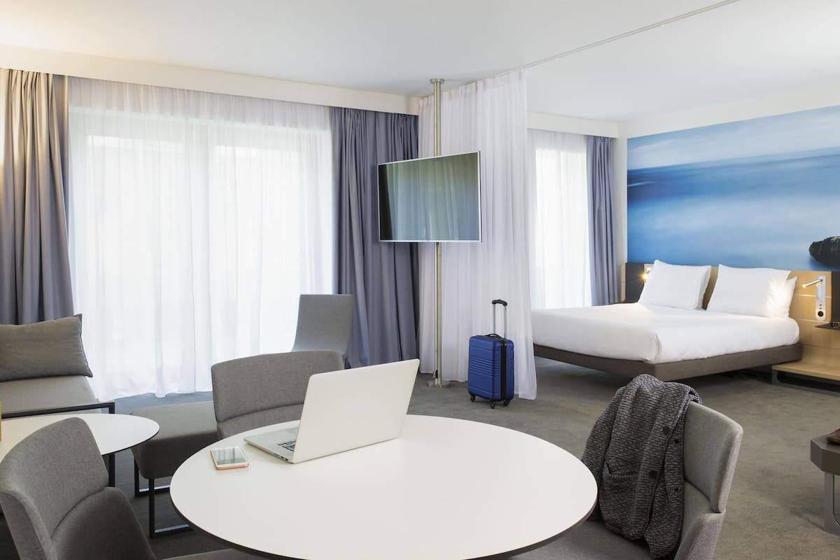 Suite – superior, 1 queensize-seng med sovesofa | Minibar, safe på rommet, blendingsgardiner og lydisolert