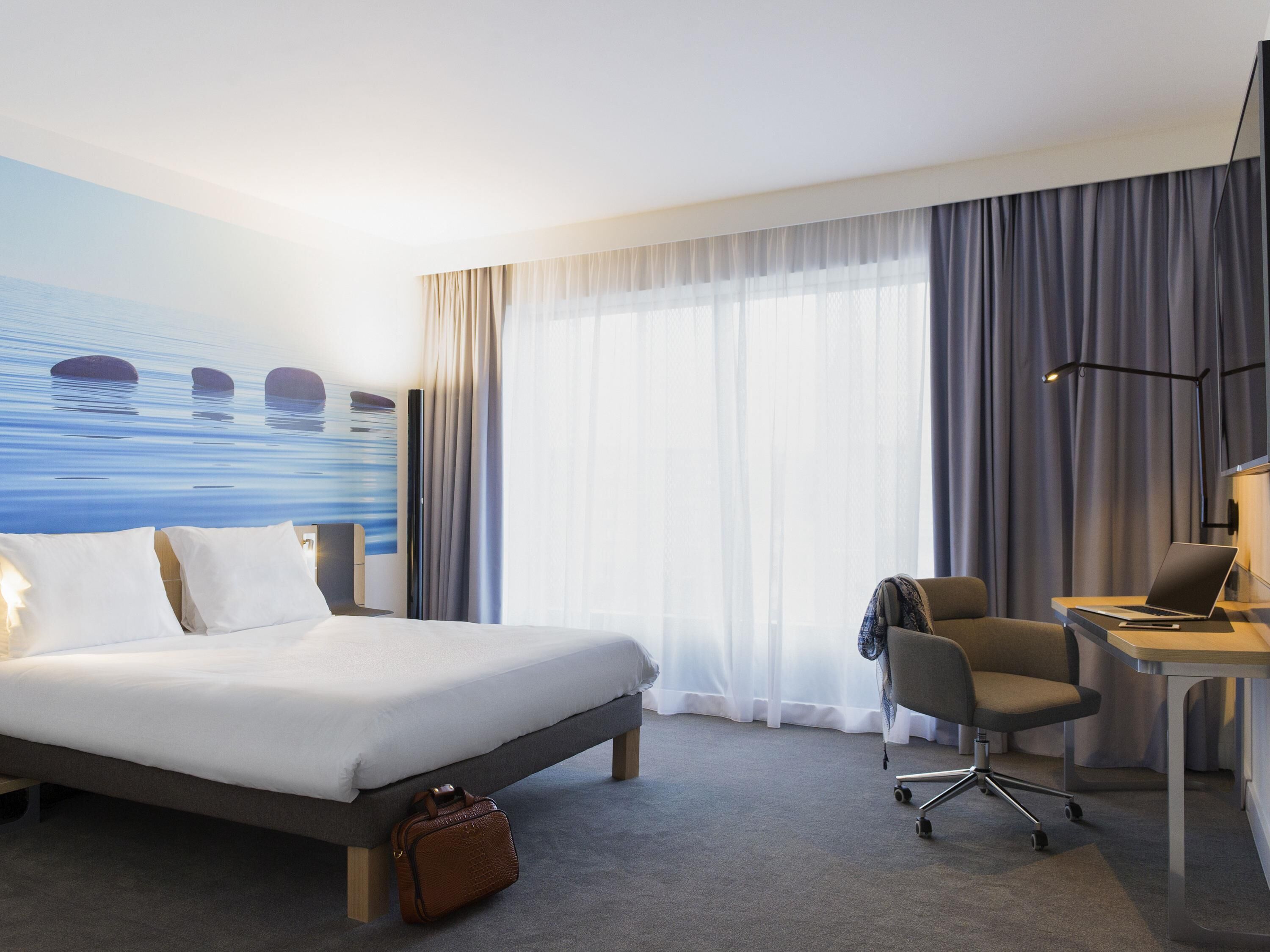 Family Room, 2 Double Beds | Minibar, in-room safe, blackout drapes, soundproofing