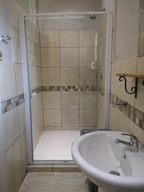 Shower, rainfall showerhead, free toiletries, hair dryer