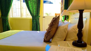 Kamar Double | Minibar, brankas, meja kerja, dan setrika/meja setrika