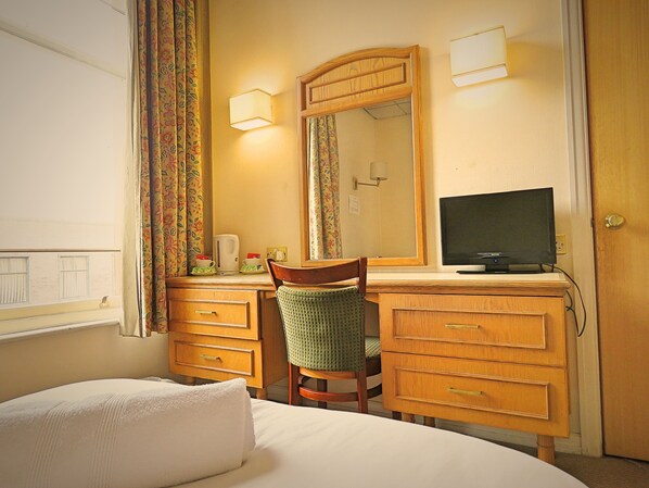 Twin Room | Room amenity