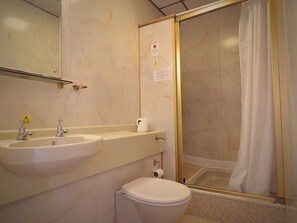 Double Room | Bathroom | Shower, free toiletries, hair dryer, towels